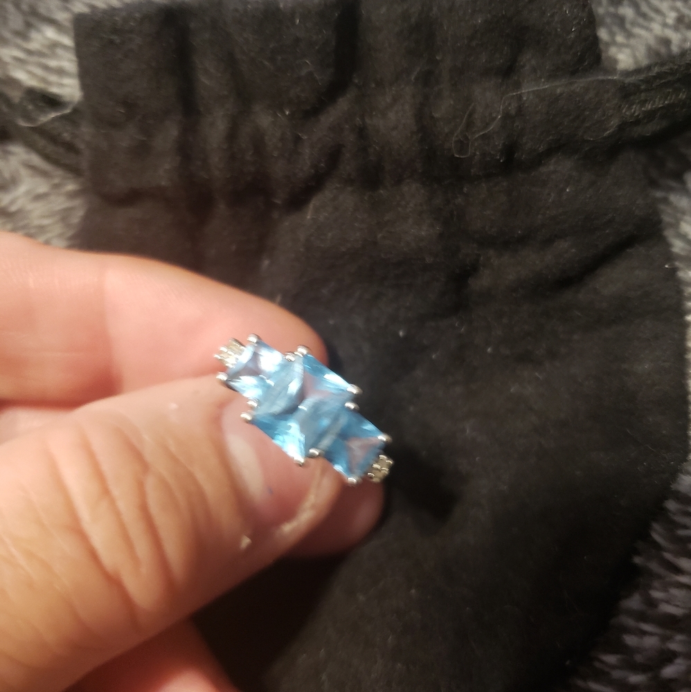Blue sapphire with a diamond on each side